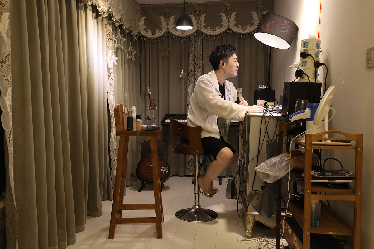 以我爱张小庭写一个藏头诗