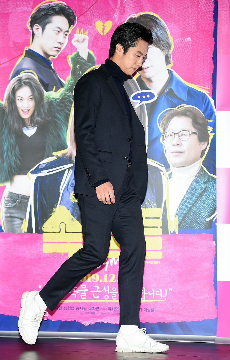 沈熙燮shim hee-seop poses the picture during press preview of mo