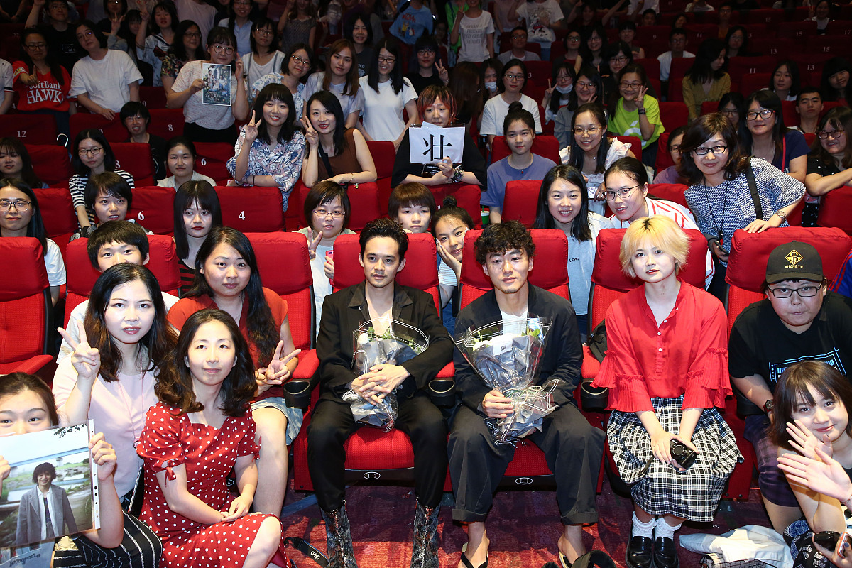 偶像后援会的影响力：助力偶像事业发展