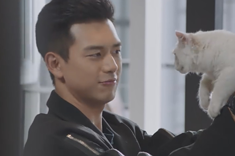 #亲爱的热爱的#【韩商言玩猫这么可爱?众人被韩商言这一行为惊呆】7月20日,在最新一集《亲