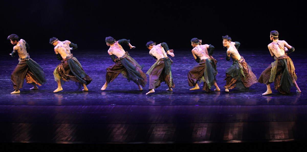 根据文案《麦子熟了》麦子为什么低了头？人们称之为成熟 或是丰收麦子熟了你呢？文字具有多义性不同人产生不同想法最后一句留白可让观众参与情景加深主题并给予想象空间又在前文中有所提示能让读者自由补白随意想象。创作出舞蹈影像的脚本舞者5人场地麦子地包括拍摄手法