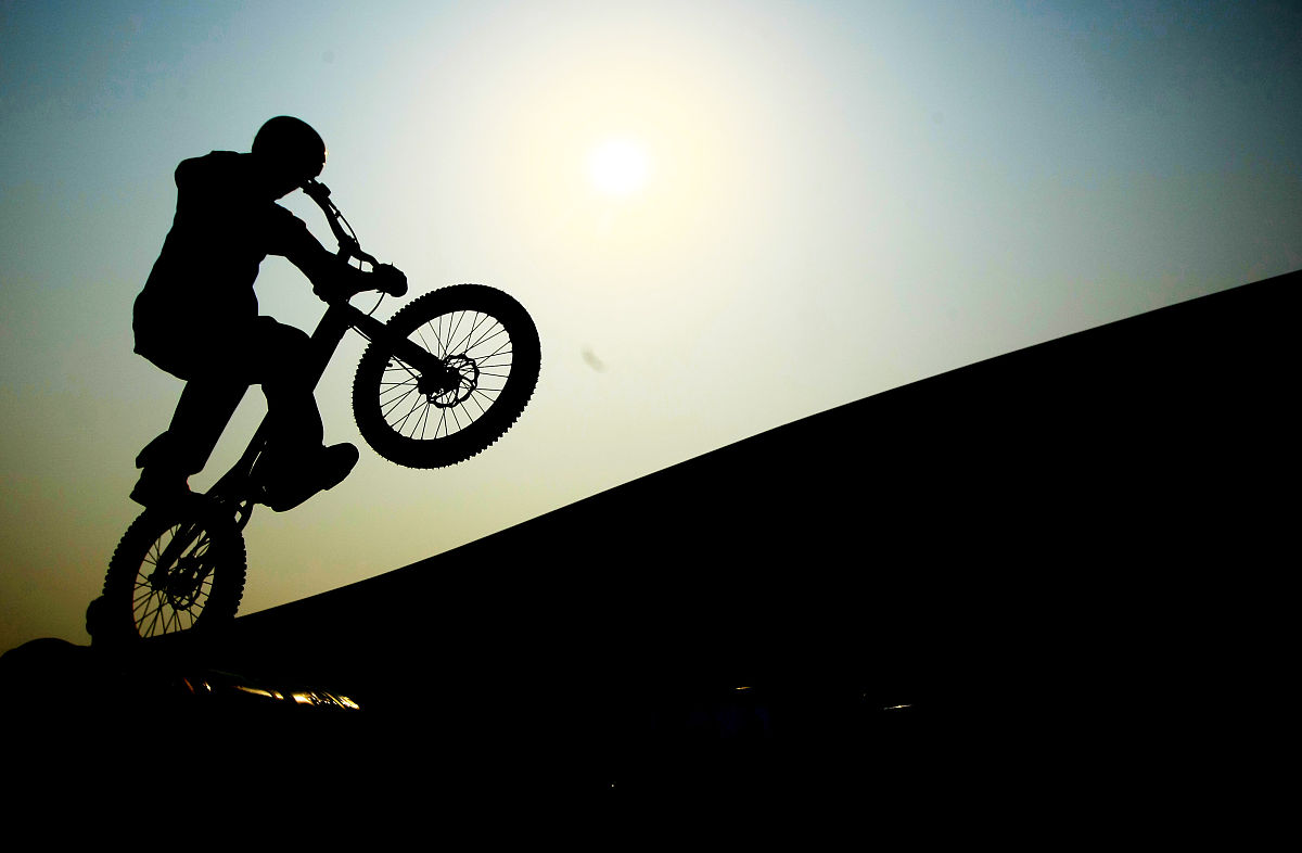 扩写一下这段文字：短短时间两次获奖背后的故事并不简单。为达到精益求精设计方案每一天都在精修甚至常常上一天才写好的方案第二天就推翻重来。多少个日日夜夜多少张草图、图纸攻艰克难已成常态