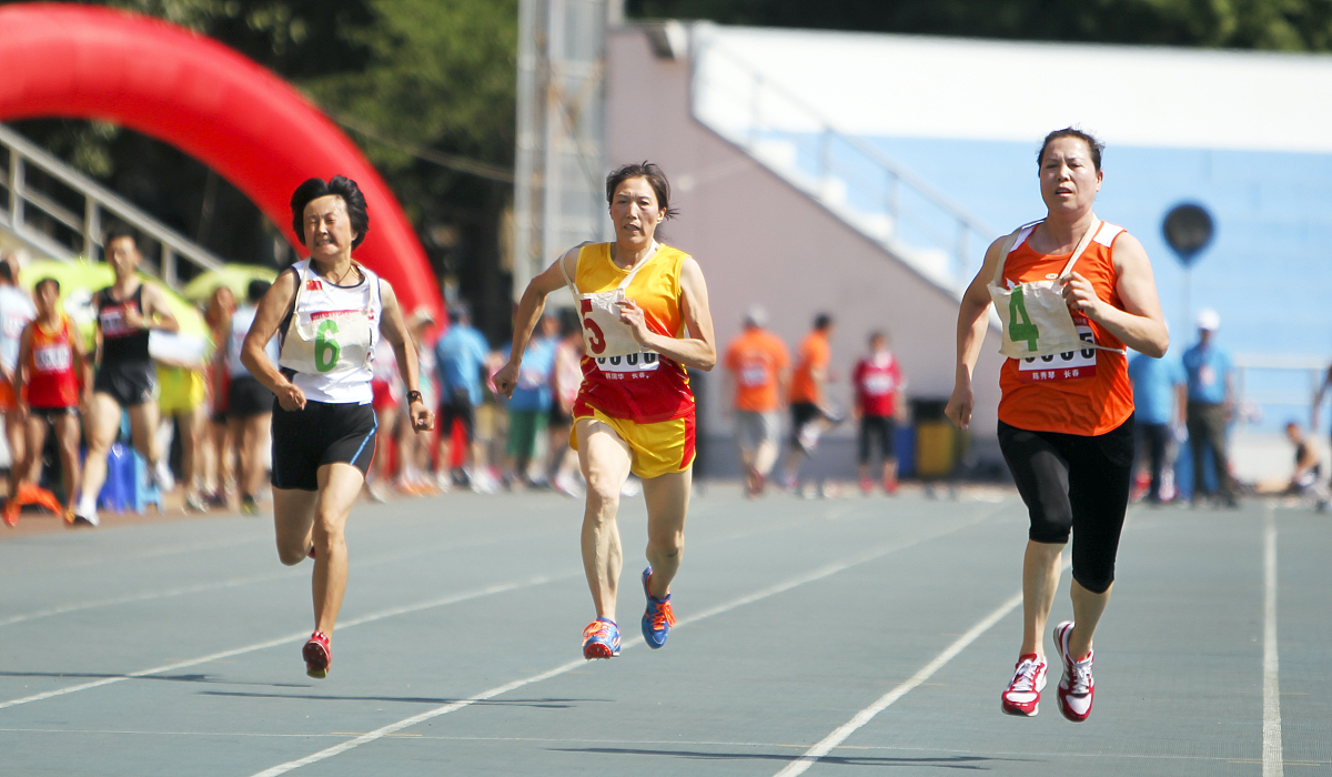 朋友组队比赛拉人，四人限制该如何抉择？