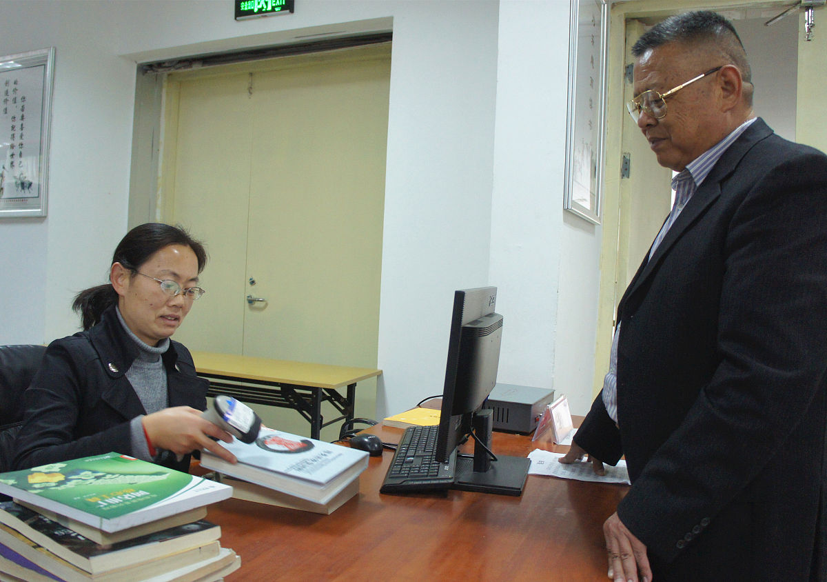 改写并润色下面的文段：随着现代化教育教学改革的不断推进多元化教学的呼声已经越来越高成为了小学语文教学发展的必然趋势它可以让语文教学绽放个性之花充满创新力、诱惑力以及吸引力从而能够让学生更加自觉地参与到语文教学环节当中十分有利于小学语文教学活动的高效开展。因此广大小学语文教育实践者要从多个角度进行教学突破与创新为学生构建一个多元化的学习环境让学生的语文学习更高效在今后的考试中取得优异的成绩不断提高学