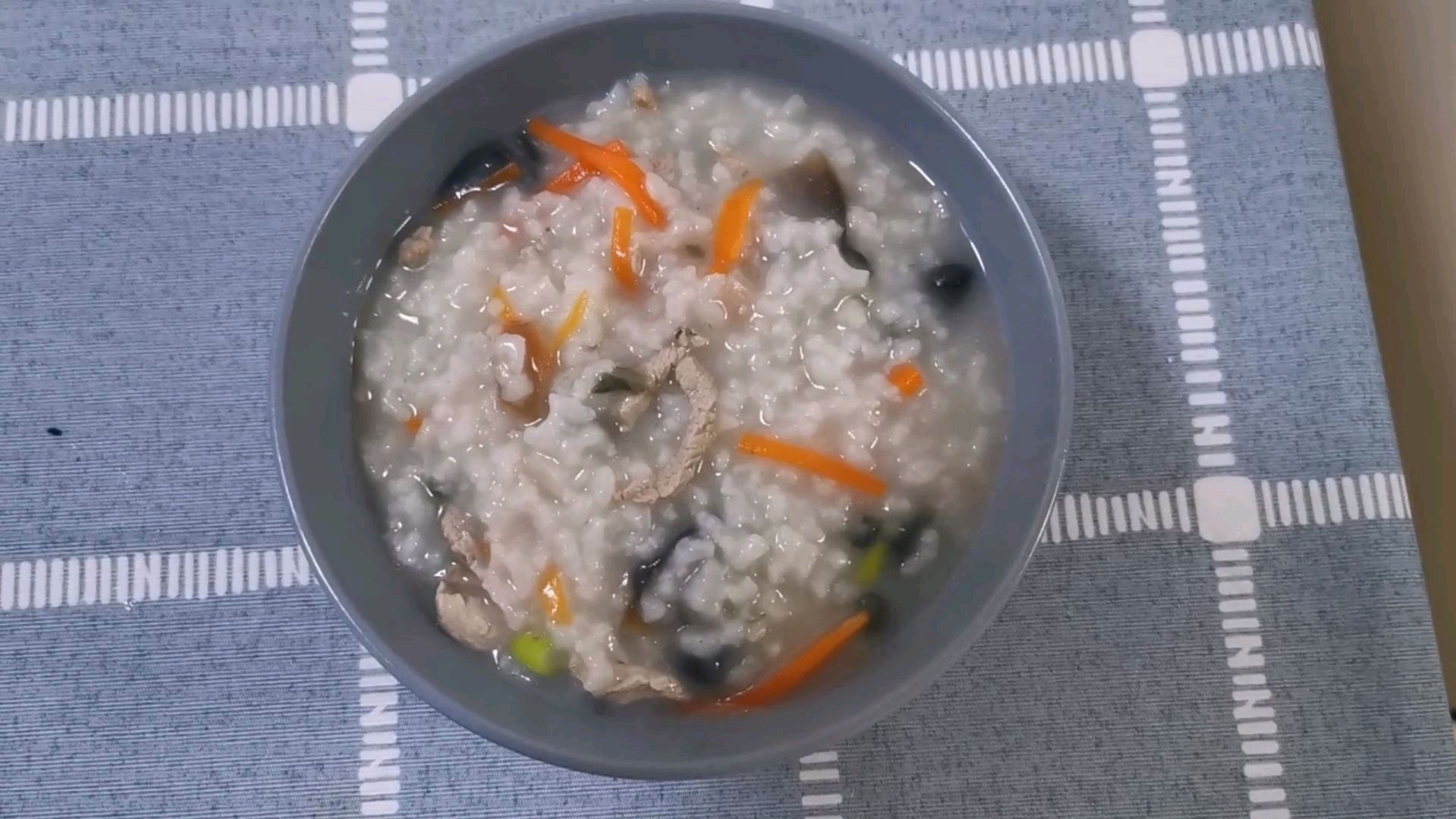 皮蛋瘦肉粥做法简单 吃起来还不腥 一下吃两碗