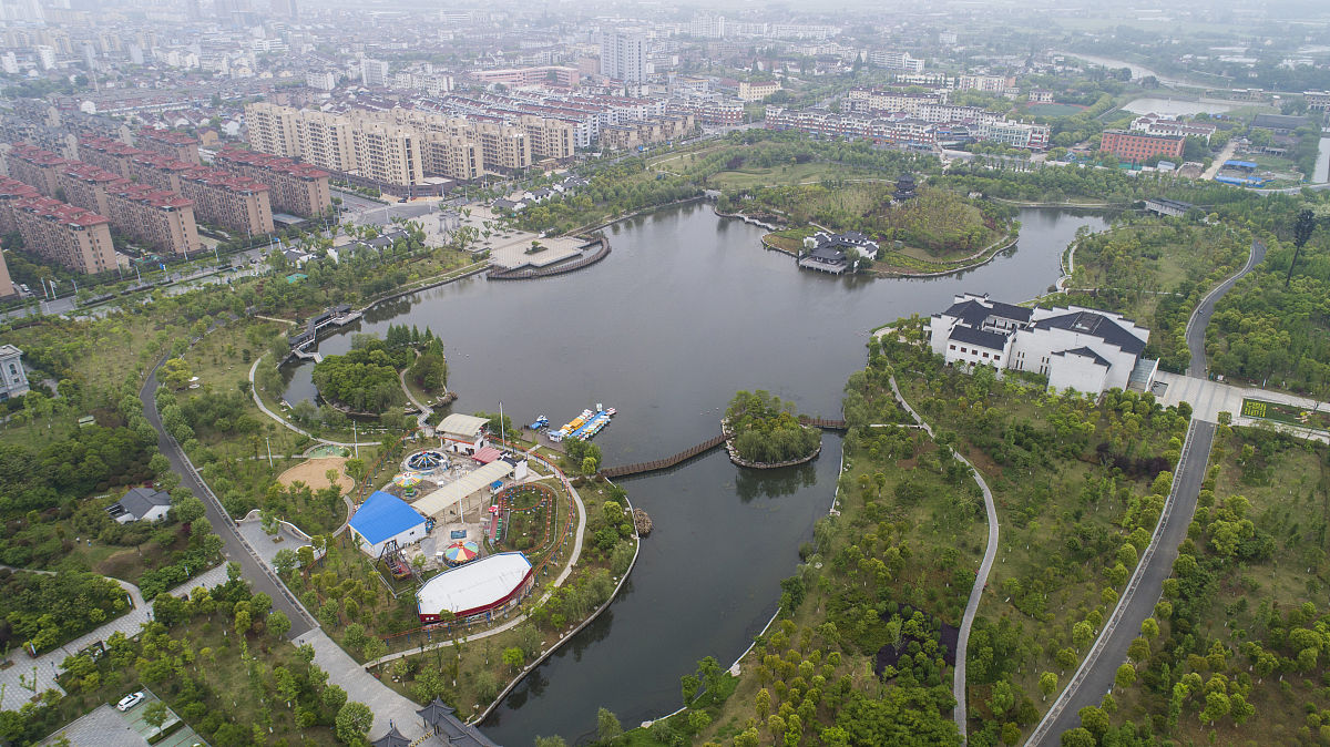 2019年4月23日,安徽宣城.航拍郎溪静湖公园,绿树掩映,风光秀丽,景色宜