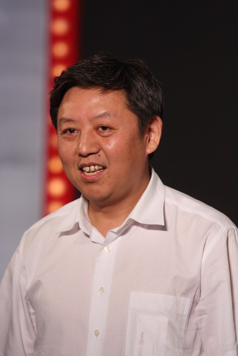 帮我拟一家3口的详细信息