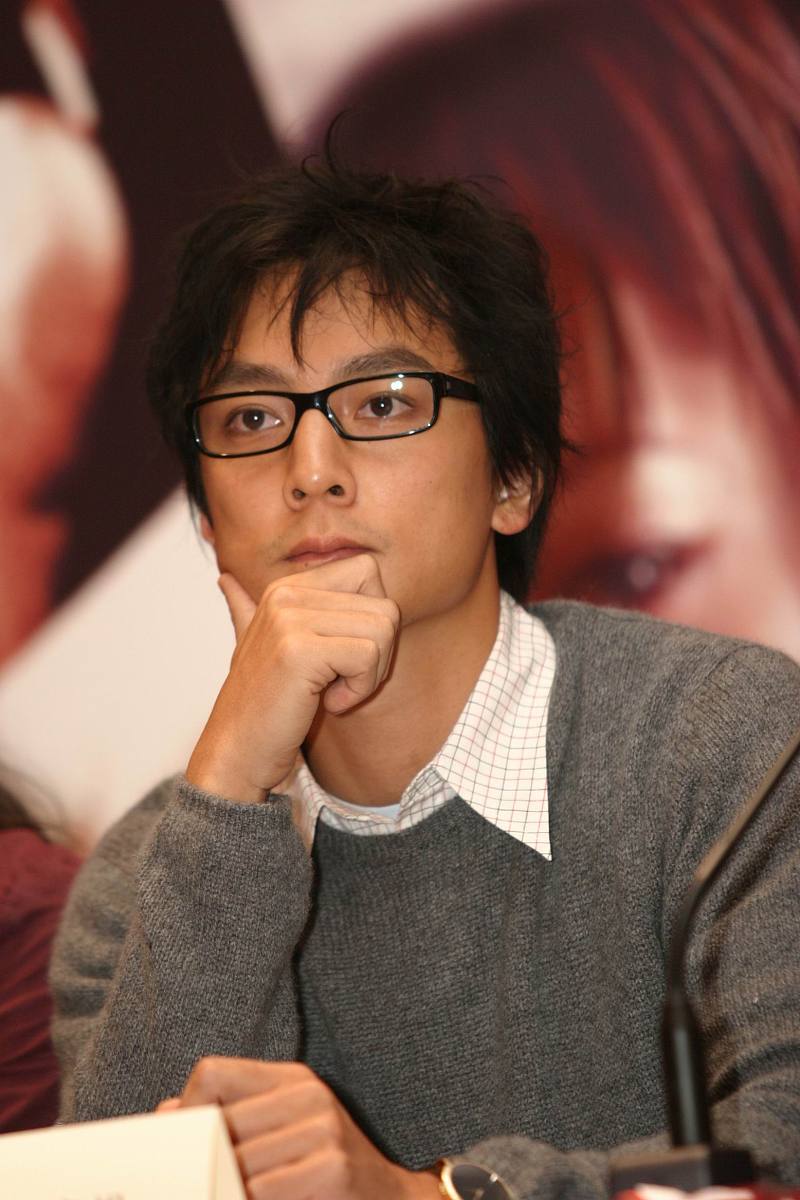 2004年9月20日,《新警察故事》在上海举行了新闻发布会及电影首映礼.