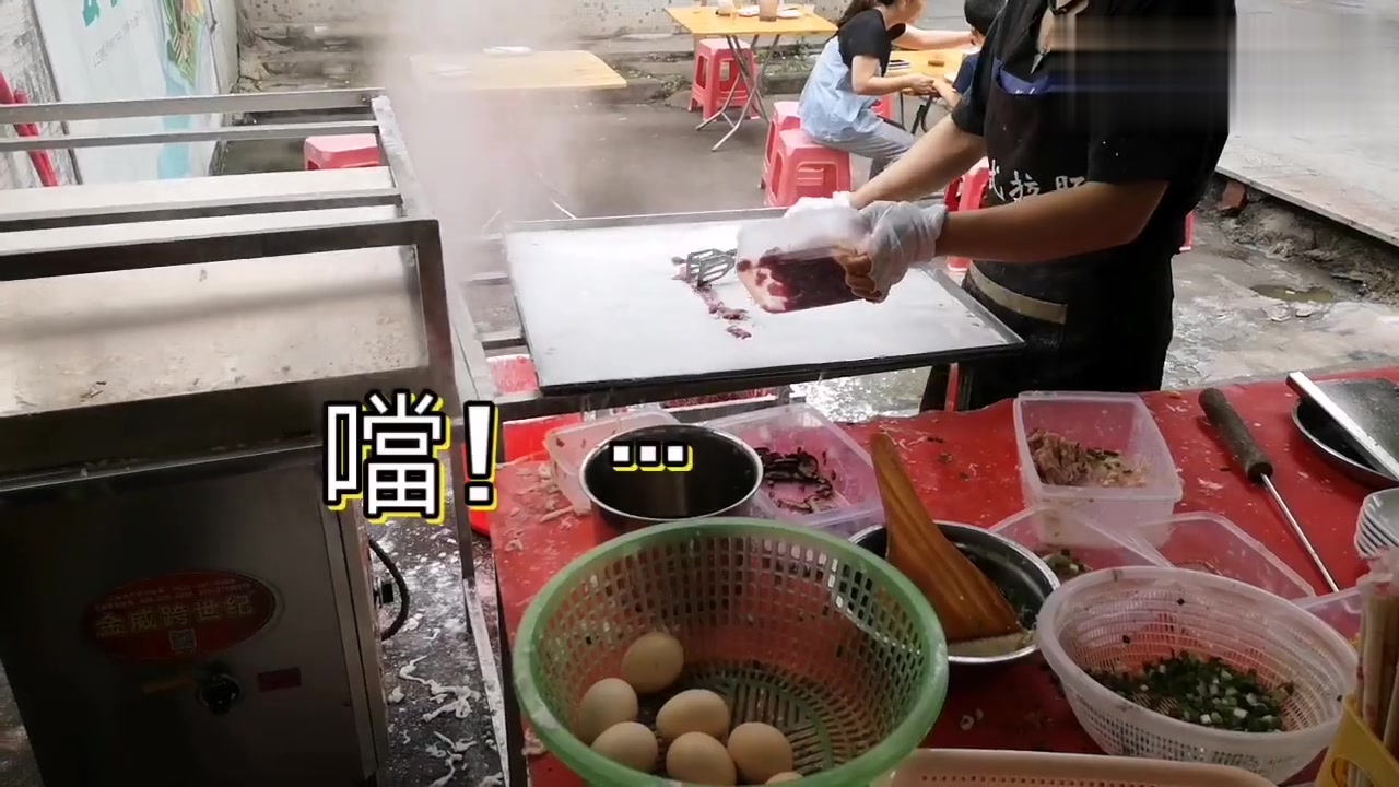 广东早餐:装修简陋早餐店生意火爆,主打一款美食,街坊都排队买
