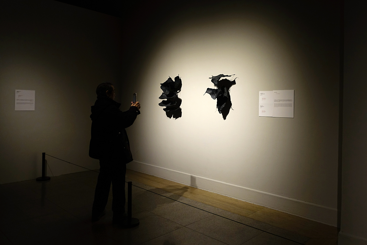 论文题目自拟以课程内容为基础选择一个角度结合相关理论和艺术作品进行论述一定注意要有观点不能仅为赏析作品、介绍风格等