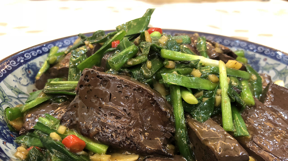 春天细嫩的韭菜搭配1块猪血炒出来滑嫩入味,老人小孩都爱吃