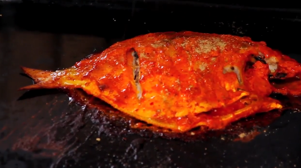 大厨告诉你如何制作酸辣味的银鲳鱼 简单又好吃 赶紧学起起来