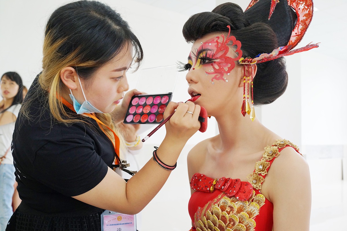 贵阳市中职学校化妆艺术培训：尚美妆院