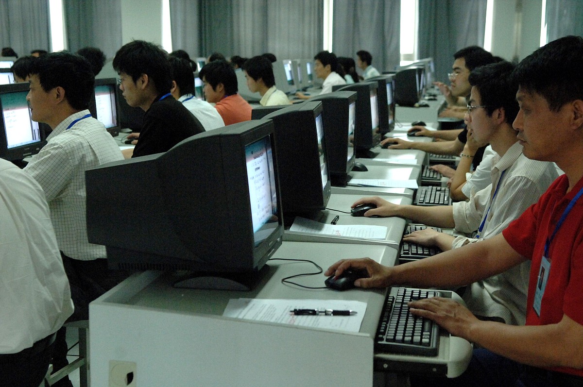  2007年6月12日,安徽合肥,高考评卷教师在进行网上评卷.+++_+++高考,