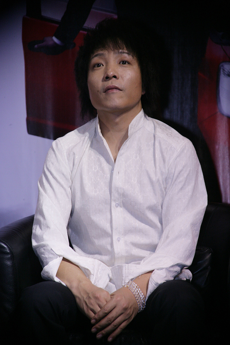 2008年11月11日,北京,电影《爱情呼叫转移2》官网启动仪式举行.许巍手