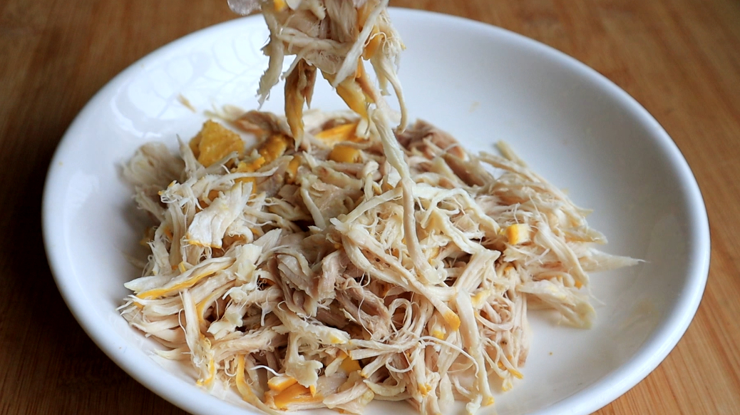 鸡肉撕成一根根细丝,不炒不焖,真佩服这种做法,看到就想吃