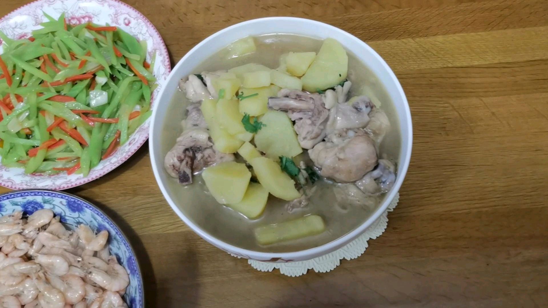 上海小夫妻买的鲜活白米虾,紫色无花果和苹果,味道好极了