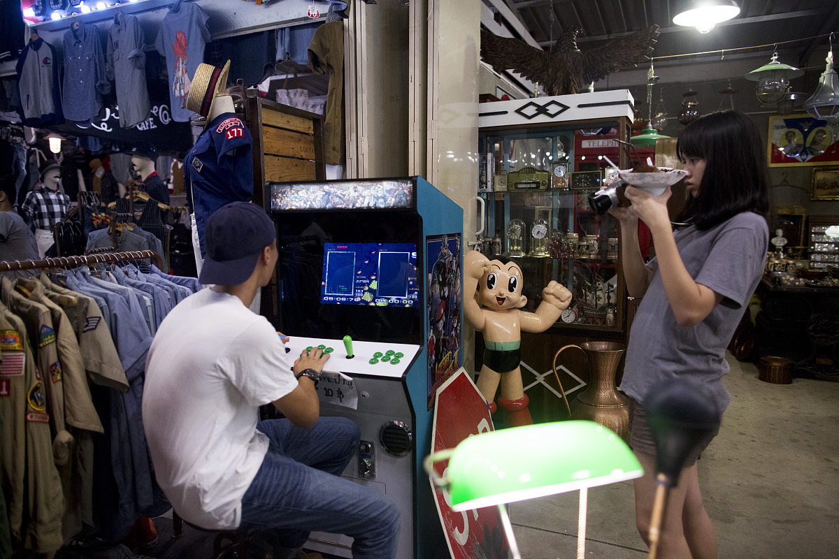 投影过程详解：增强视图Aug1在上分支的应用