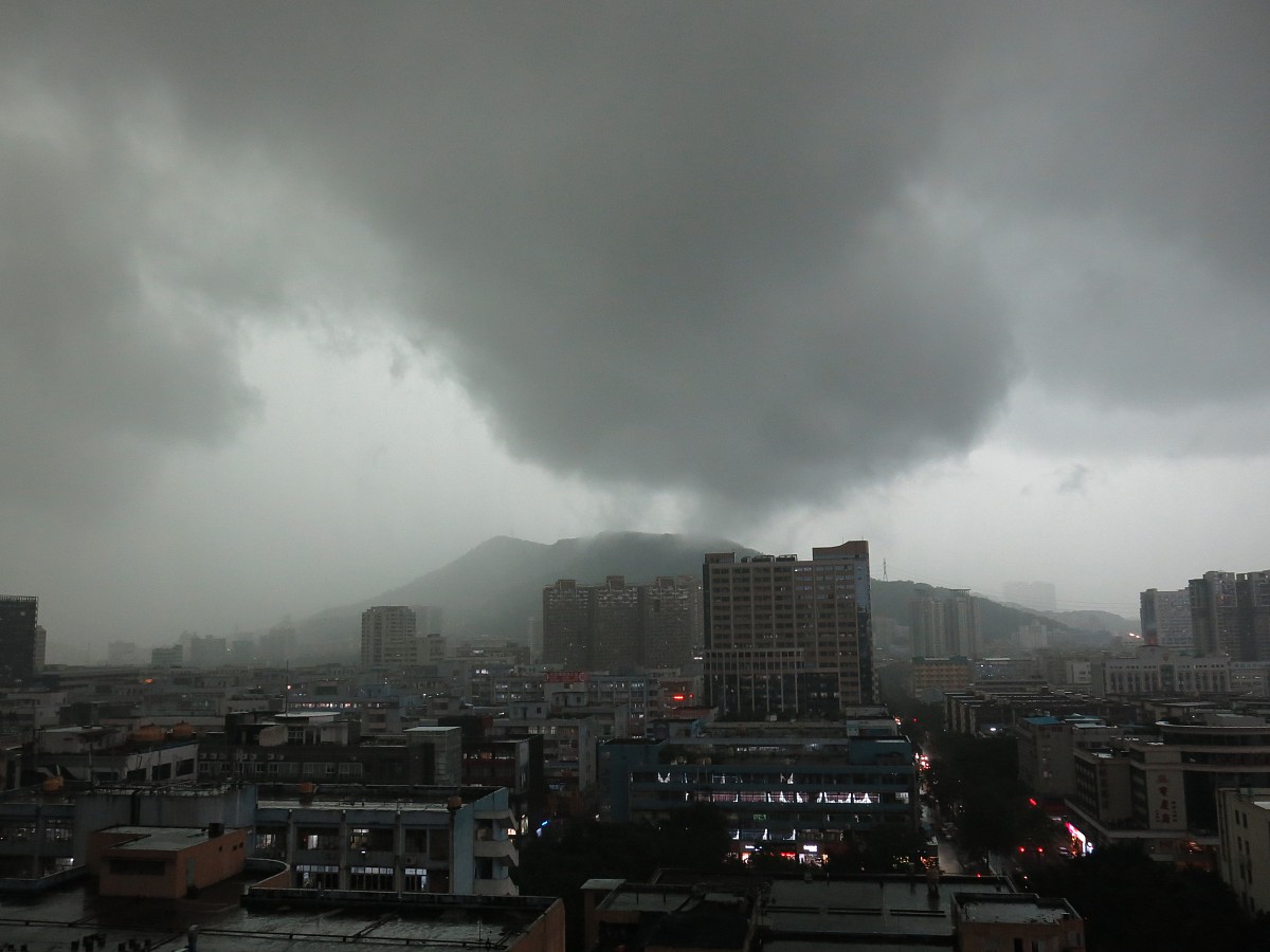 暴雨预警！局地短时强降水，下班请立即回家！