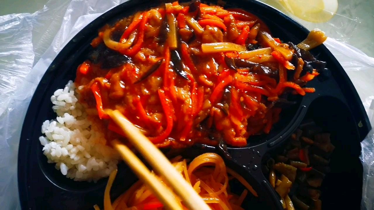 一个人在家点的外卖鱼香肉丝盖饭和驴肉汤,吃撑着了