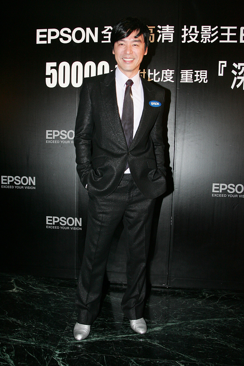 2007年 11月 27日 , 钟镇涛 出席 " epson 高清 投影机 发布会 " .+++
