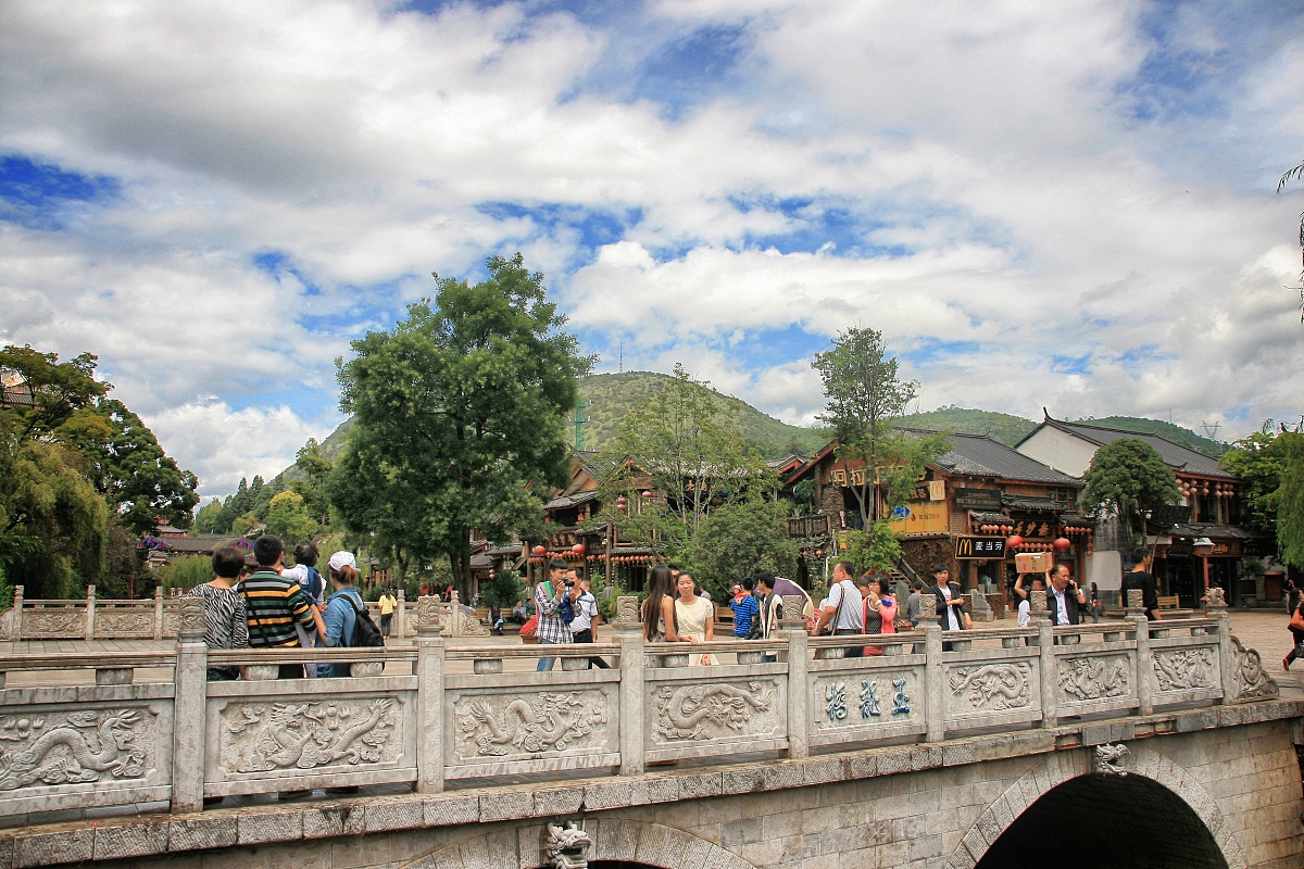 以《带上家人五一游遍中国最美的景点！》为文章标题写一篇一千字左右的文章要求文章条理清晰要求内容尽量丰富且完整要求描写详细且文笔优美要求文章内容引人入胜要求让人有读下去的欲望。