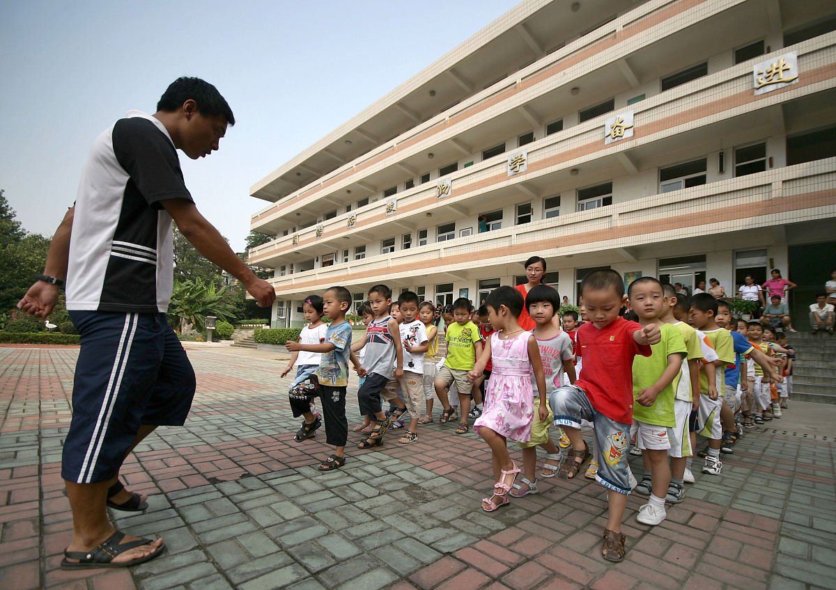 2007年8月30日,南京共青团路小学的一年级新生来到学校熟悉校园.在老