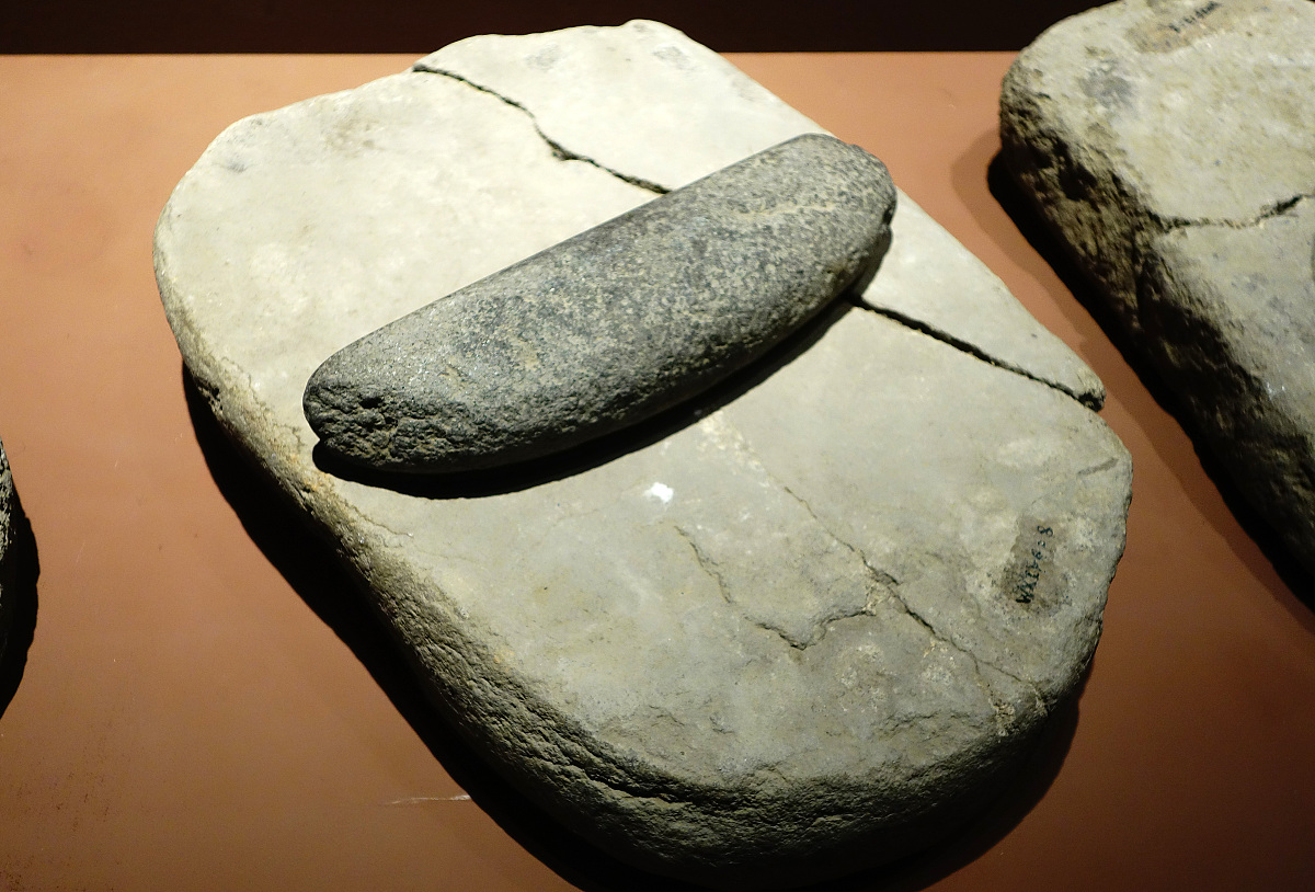***_***石磨盘,磨棒,新石器时代·距今约6200-6000年,凉城县王墓山坡