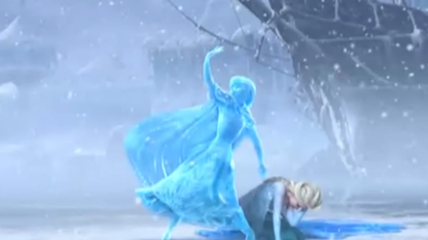 艾莎拥有能制造冰雪的超能力,妹妹碰了她一下,竟变成冰雕