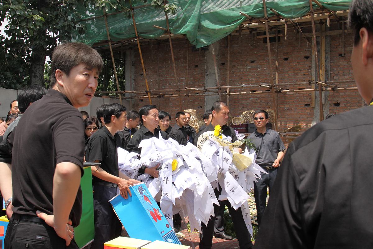 慰问逝者家属：致以最深的哀悼和支持