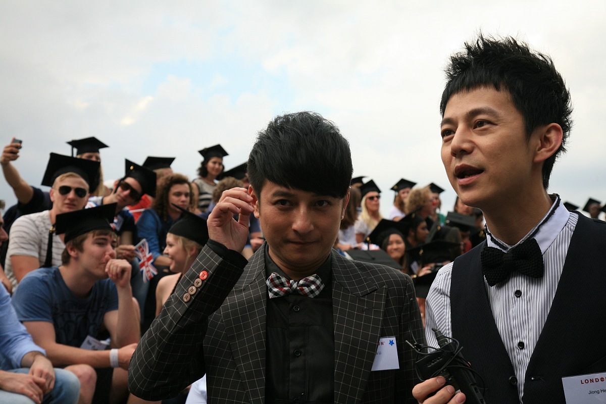 2012年5月30日,伦敦,250名来自100多个国家的留学生在英国伦敦齐抛毕