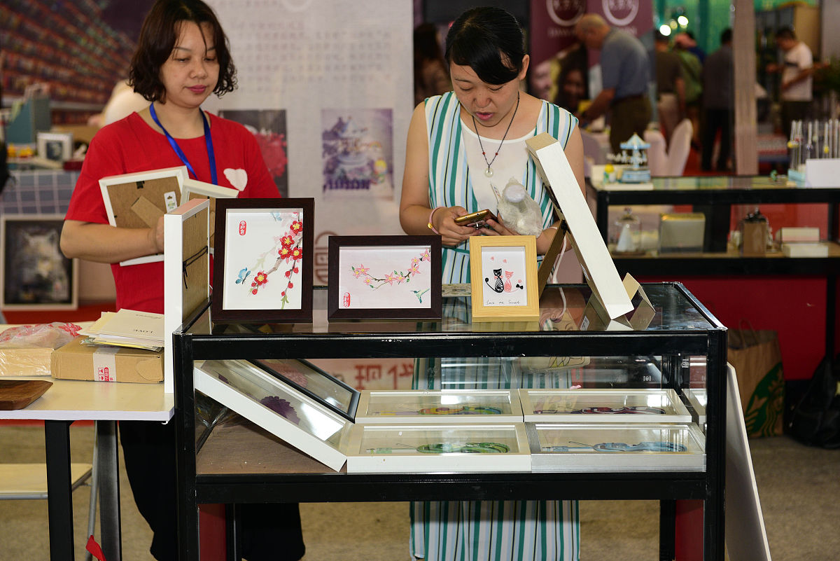2018年6月15日,江苏扬州,展会上市民观看展览,玉器,漆器,瓷器等展品吸