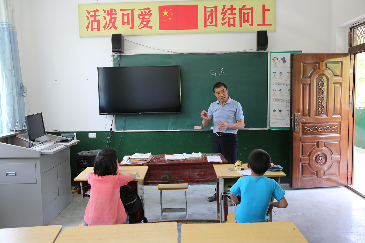 请完成一篇照顾一个班级的小学二年级学生生活起居和饮食的生活老师一学年工作得到突出效果和成绩不少于200字