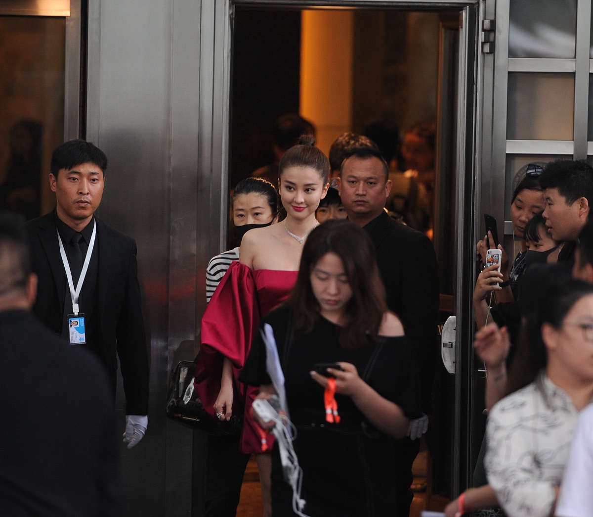 这个泡泡袖V领上衣真的太高级了各种修饰颈脖与手臂上身气场大女主这是再描述产品的哪个方面