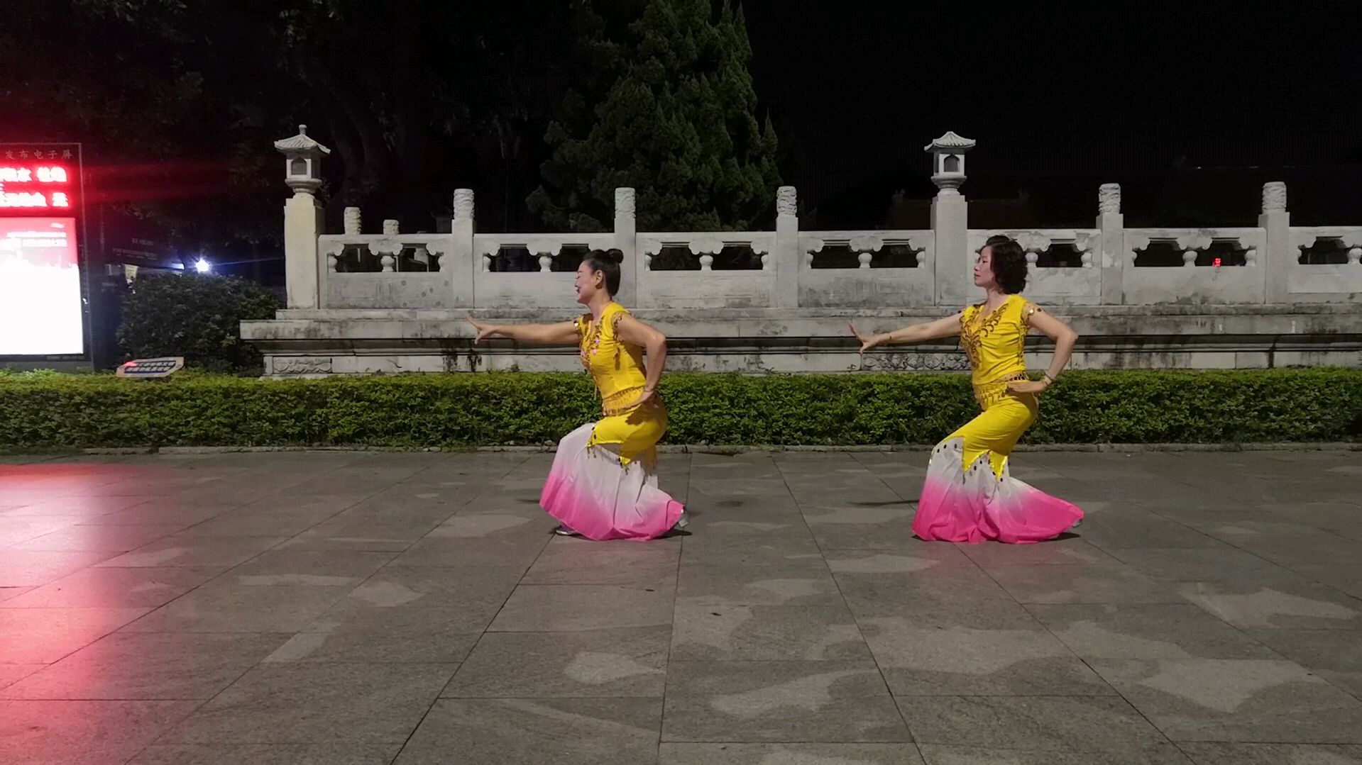 简单易学的傣族舞,看多几遍就会跳了,一起跳起来哈!