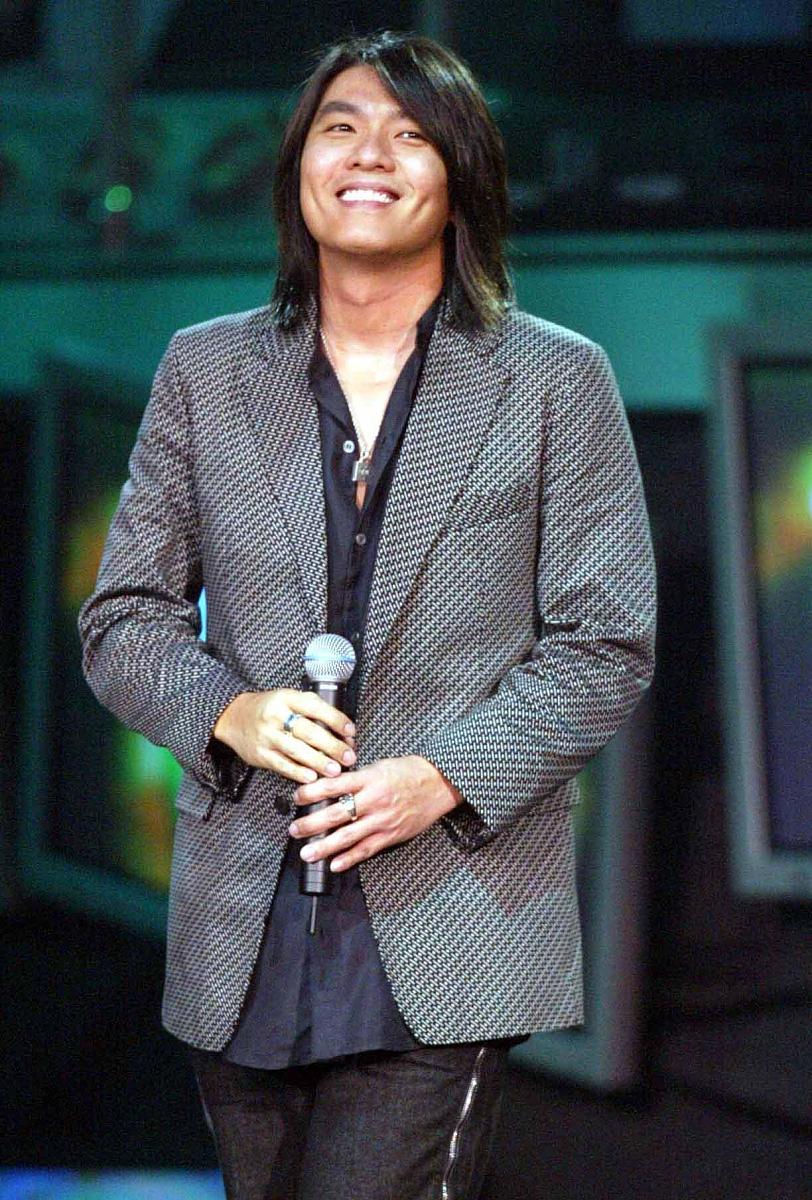 2003年9月12日,第五届cctv-mtv音乐盛典颁奖晚会在北京举行.阿杜登台