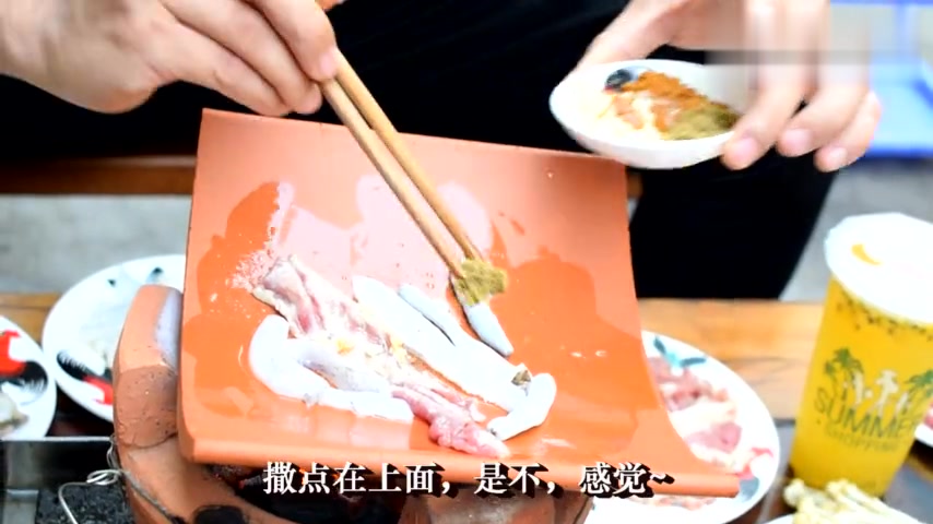 探访海口深巷里的人气烤肉,连海鲜都是瓦片上烤的