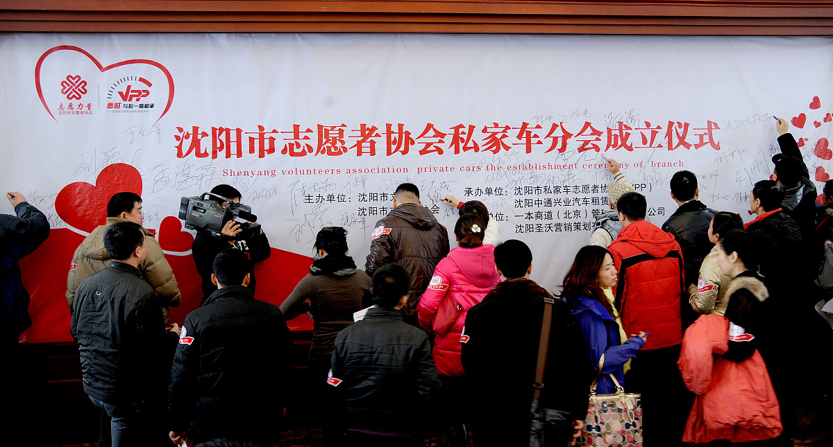 取一个活动名称主题为青年人助力乡村振兴字数为16个字要求名字中带有乡村二字分为上下两个部分并且要工整、对仗