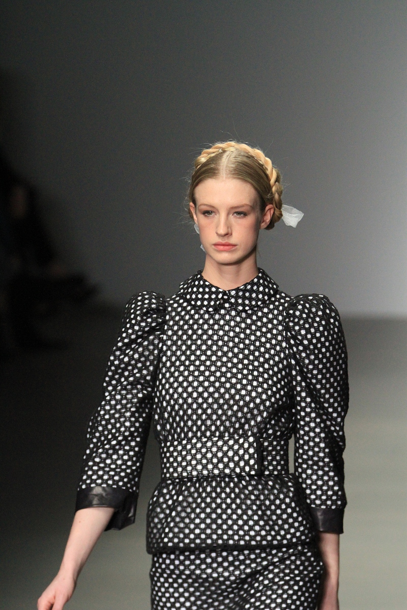 两个等底等高的平行四边形形状一定相同