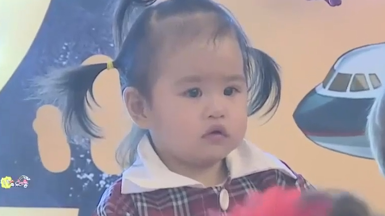 饺子害怕到不知所措,一旁的包文婧却忍不住笑场,不愧是亲妈!