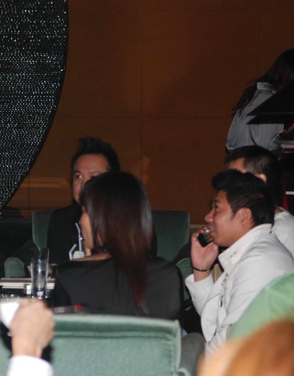 公司里一个女员工陪客户喝酒的时候一个男经理经常跟她说少喝点别喝多了还说你忘了上次输液了女的之前陪客户喝酒的时候喝多了输过液还有一次女的陪客户喝酒这个男经理问她是不是又喝多了？少喝点别喝多了这个男经理几乎每次看见女的喝酒十次有八次都这样说 这是为什么