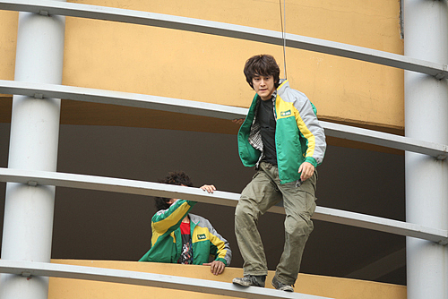 跳高运动员的诗意赞歌：勇敢、梦想与飞翔