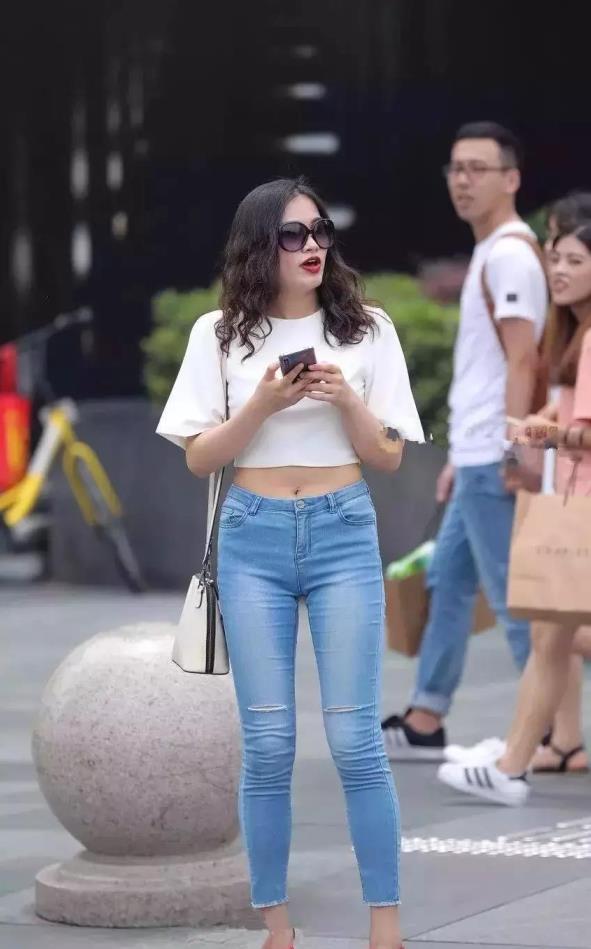 人像摄影(街边女人漏背装,回头率真是高)赞美美女的漂亮词图片