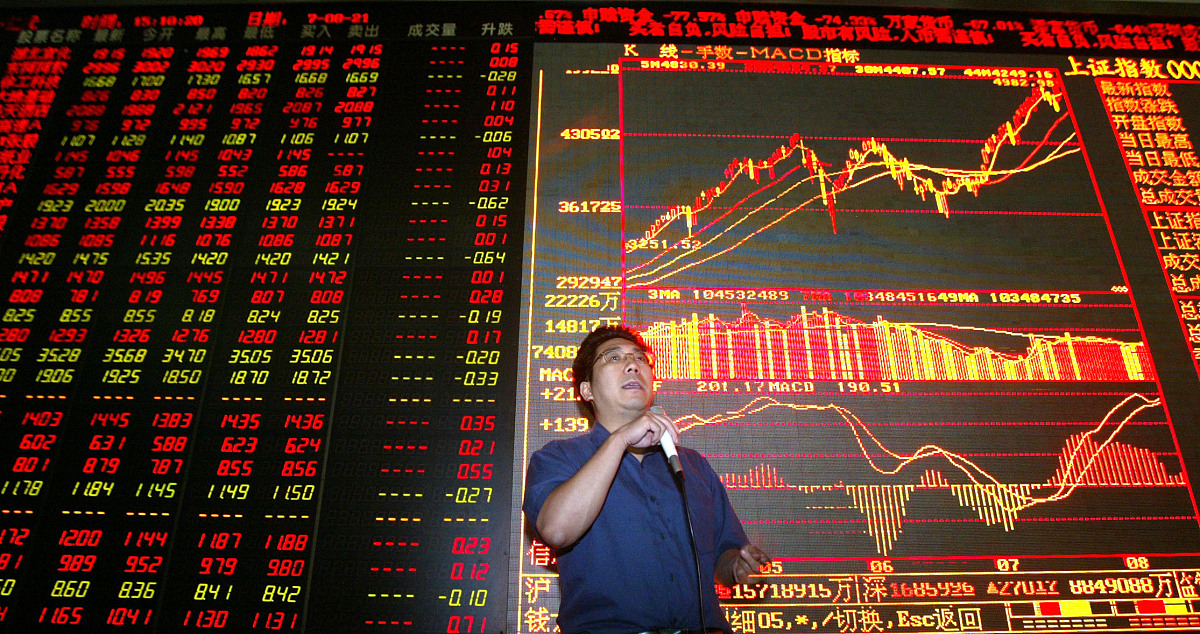 2007年8月21日,在中国银河证券上海市江宁路营业部,一位工作人员正在
