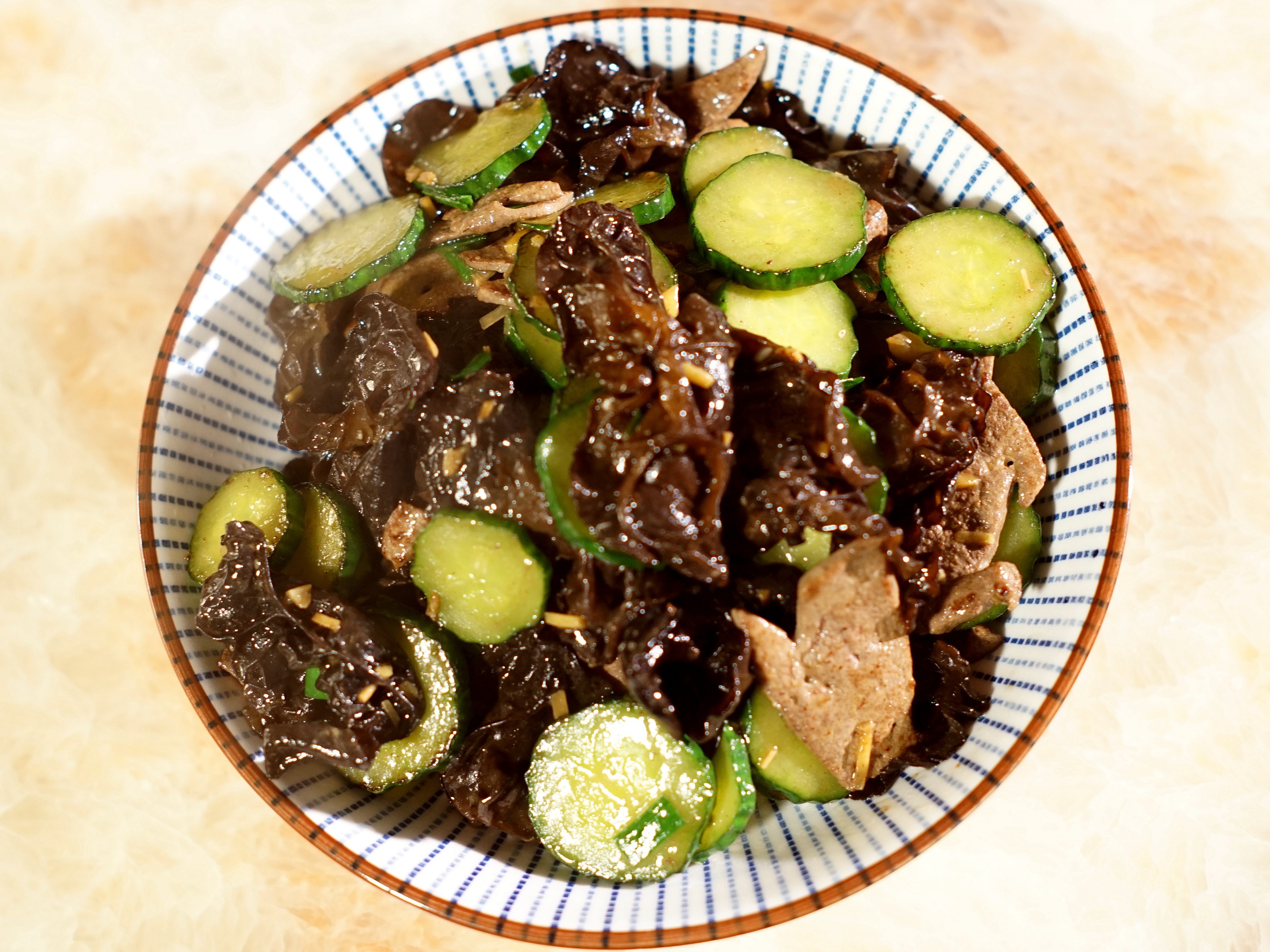 青瓜木耳炒猪肝,荤素搭配的理由,健康烹饪的小秘密,易学