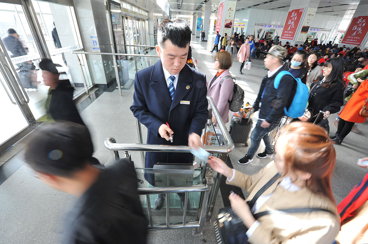 地铁站务人员：保障乘客安全，守护出行顺畅