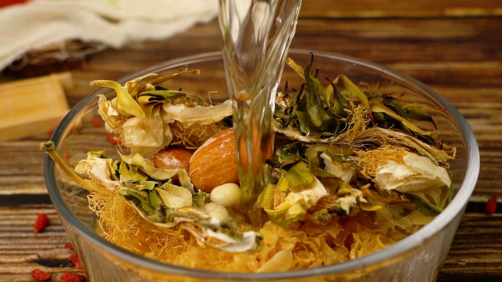 花宴润颜之“霸王别姬”,霸王花炖鸡汤做出来味美可口,一学就会