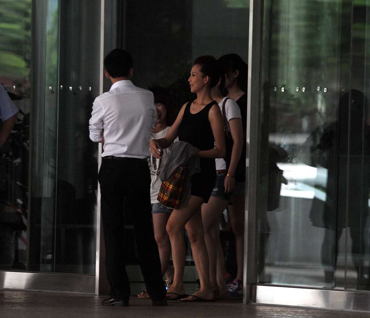 地铁偶遇美女，中年大叔的巧妙化解尴尬：一场意外的邂逅