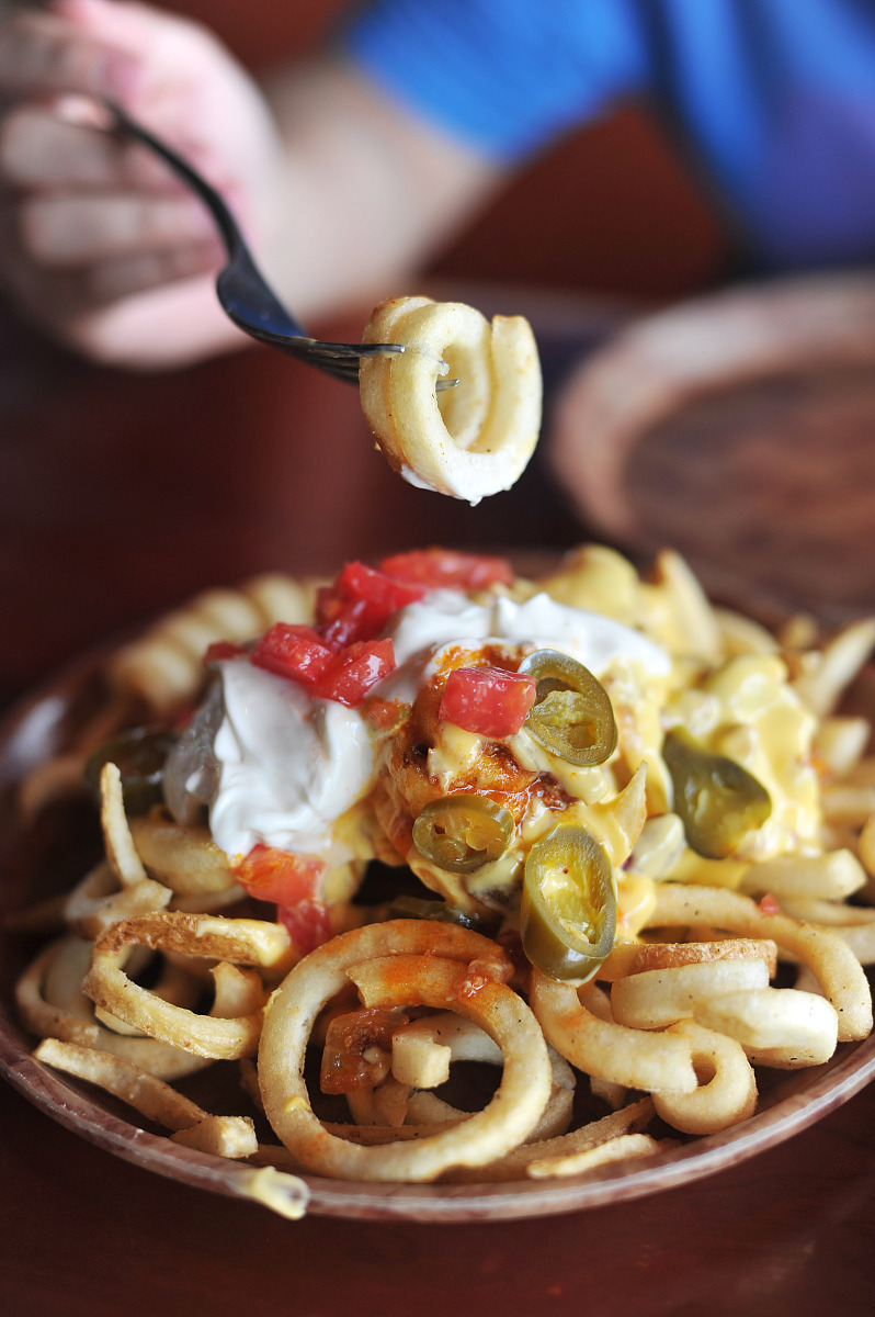 看完这期如果你瘦不下来随时回来喷我想要彻底减下来不反弹一定要认真看完不仅会颠覆你对长胖的固有认知还会帮助你理解到底怎么科学减肥。这个视频主要解决三个问题你对减肥观念的误解怎么控制饮食？我带明星减肥是怎么吃的？你之所以减不下去肥其实是因为营养不良。几乎所有人都对胖有一种误解觉得我就是吃太多吃太好营养过剩了。但事实恰恰相反你胖确实是热量超标但你的身体大概率会缺乏好几种营养素虚弱到甚至连分解脂肪的原料都