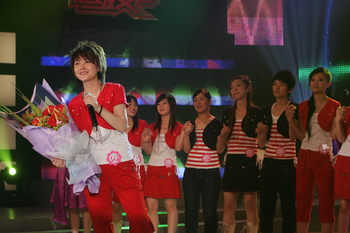 2006年6月2日,2006超女长沙赛区5进3比赛现场.厉娜获得冠军+++_+++5进